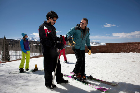 成熟的男子在滑雪道上当滑雪教练
