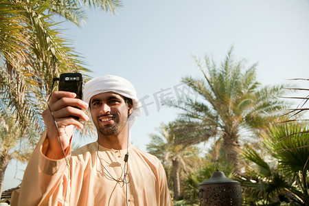 中东男子用手机听音乐
