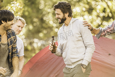 南非开普敦鹿园四名男子在森林露营时喝着啤酒