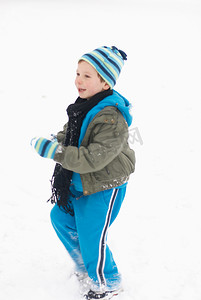 在雪中玩耍的男孩