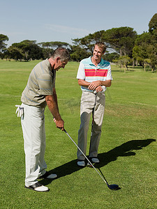 高尔夫7摄影照片_两个成熟男人一起打高尔夫球