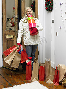 一名女子从圣诞购物回家