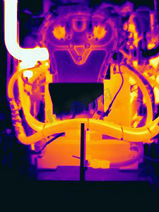 汽车发动机图摄影照片_汽车发动机的热像图