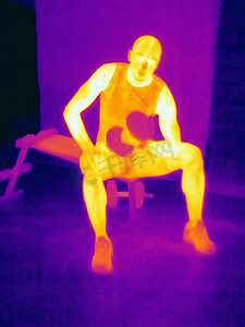 年轻男子运动员杠铃训练的正视热像这张图显示了肌肉产生的热量