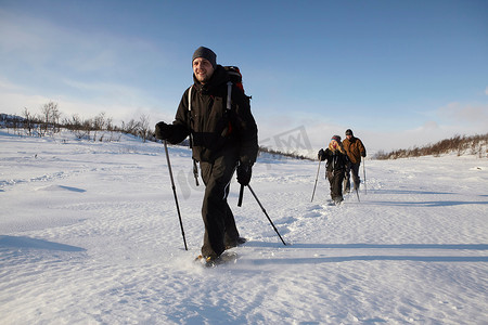 亚文化群摄影照片_越野滑雪者在雪地里行走