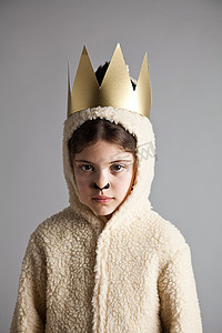 年轻的女孩打扮成绵羊戴着金冠