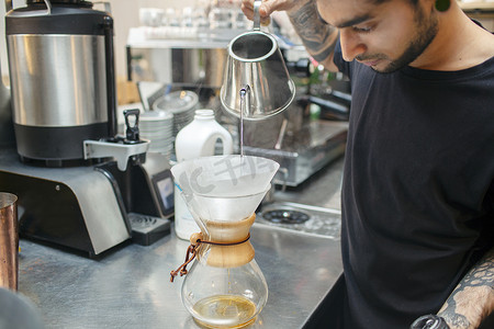 男咖啡师在咖啡馆煮过滤咖啡