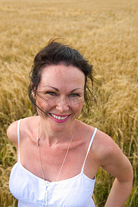 中年妇女站在田野上微笑的肖像