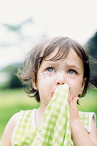 小女孩的哭泣摄影照片_一个哭泣的小女孩的肖像