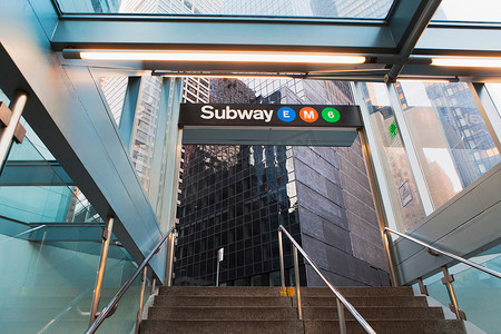 美国纽约市写字楼和地铁入口