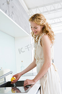 洗柠檬的女人