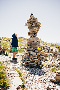 站在岩石堆旁抬头望去的男孩瑞士