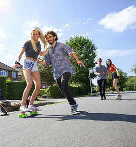 两对年轻情侣在滑板上玩耍