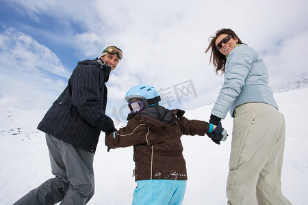 孩子追逐摄影照片_一家人在滑雪胜地