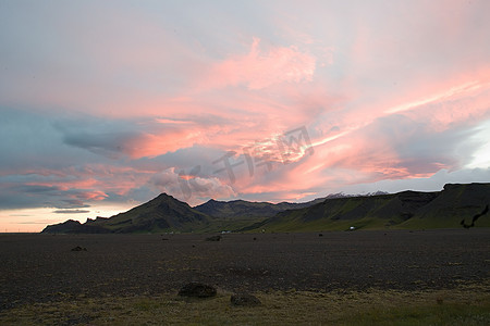 冰岛火山群山上的日落