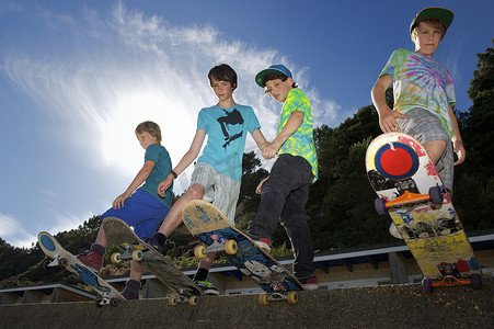 滑板上的四个男孩的肖像