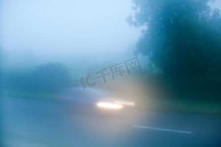 雾中行驶的汽车在乡间小路上行驶