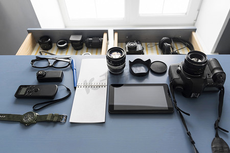 丰富的数字摄影照片_演播室办公桌上的数字平板电脑和摄像设备的俯瞰