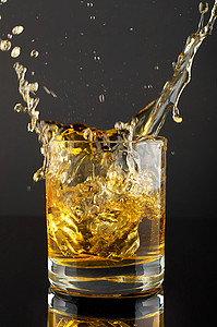 冰块在威士忌玻璃杯中飞溅