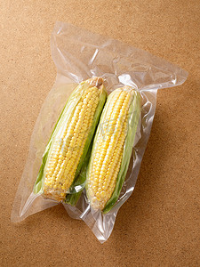 三件物品摄影照片_真空包装甜玉米