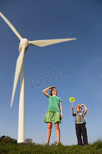 风力涡轮机的女孩和男孩