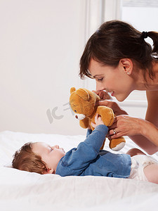妈妈和宝宝在玩泰迪熊