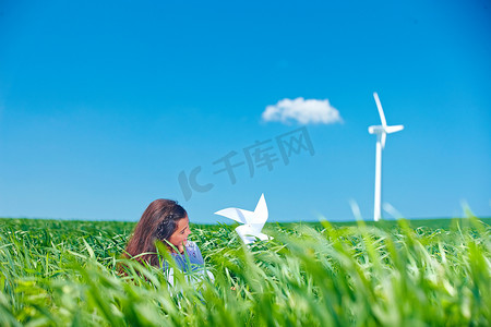 电人玩具摄影照片_带着风力发电机的女孩