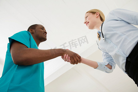 两个医生握手低角度