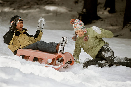 在雪地里玩耍的情侣