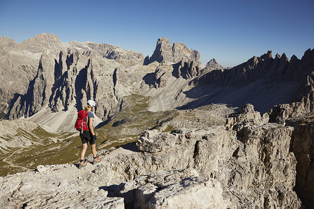 意大利南蒂罗尔的塞克斯滕徒步登山的女徒步旅行者