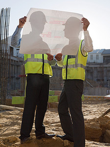 学习摄影照片_成熟的男人在建筑工地上检查蓝图