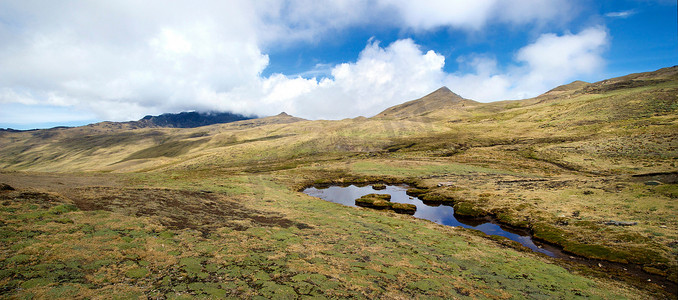 未开发土地摄影照片_秘鲁乌鲁班巴山脉的高山口4350米