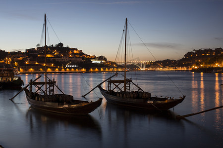 黄昏时有船的河流葡萄牙波尔图