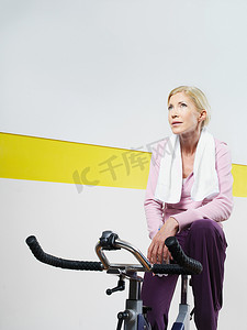 健身俱乐部里骑着健身车的女性