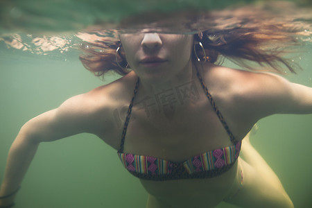 成熟了摄影照片_一名女子在水中游泳