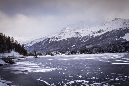 冰冻的湖和雪山下的村庄恩加丁瑞士