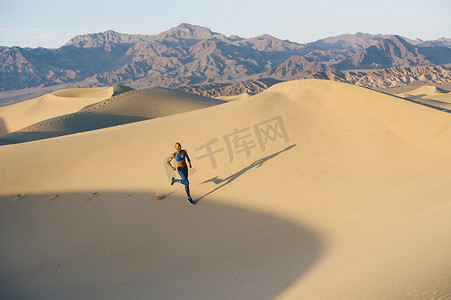 跑步中的人摄影照片_美国加州死亡谷沙漠中的跑步者