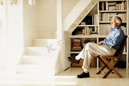 一个男人在书本上放松