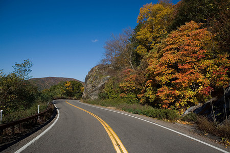 曲线大道摄影照片_纽约州的公路