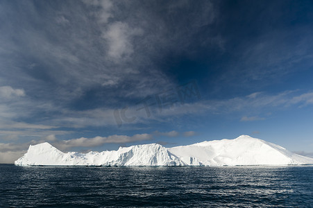格陵兰岛迪斯科湾伊卢利萨特冰湾阳光普照的冰山