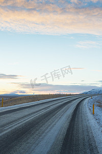 日落时分的乡村小路冰岛