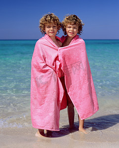 裹着粉色毛巾的双胞胎