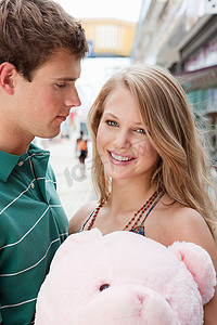 爱情发生摄影照片_一对十几岁的夫妇带着泰迪熊