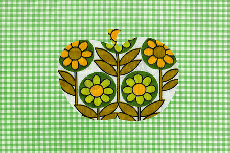 绿色方格棉布背景上的花卉苹果