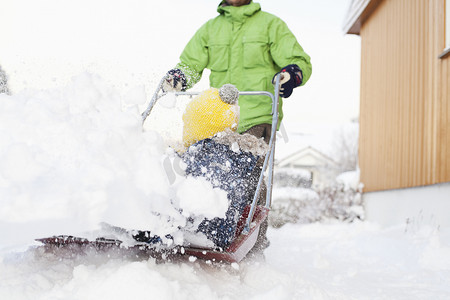 父子俩在雪地里玩耍