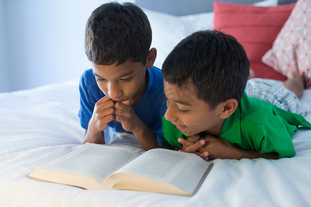 兄弟们在床上看书