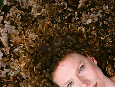 头发上有干树叶的女人的肖像