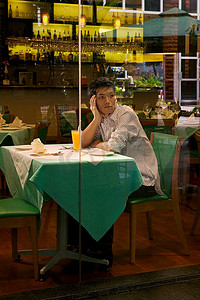 一名年轻男子在餐厅等着