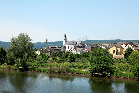 莱茵河畔的教堂和城镇