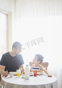 奶瓶图案摄影照片_父子俩吃早饭